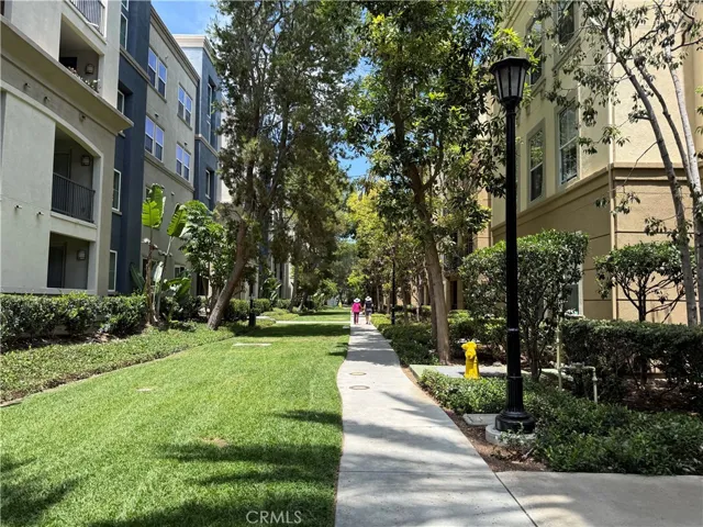 Walking paths inbetween units