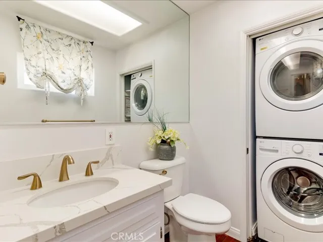 En-suite guest bathroom with washer/dryer
