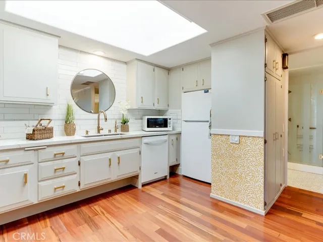 Dishwasher, refrigerator and extra large decorator sink