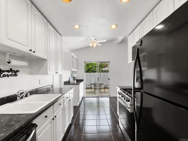 811 Earth Drive, Vista, California 92083