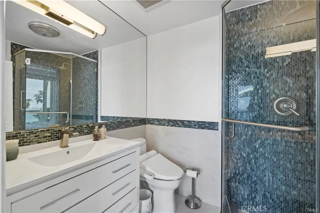 primary bath with a bidet and shower