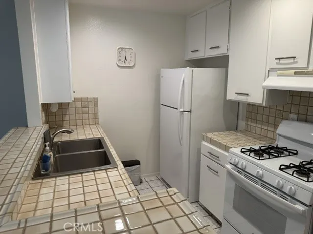18645 Hatteras 206, Tarzana, California 91356