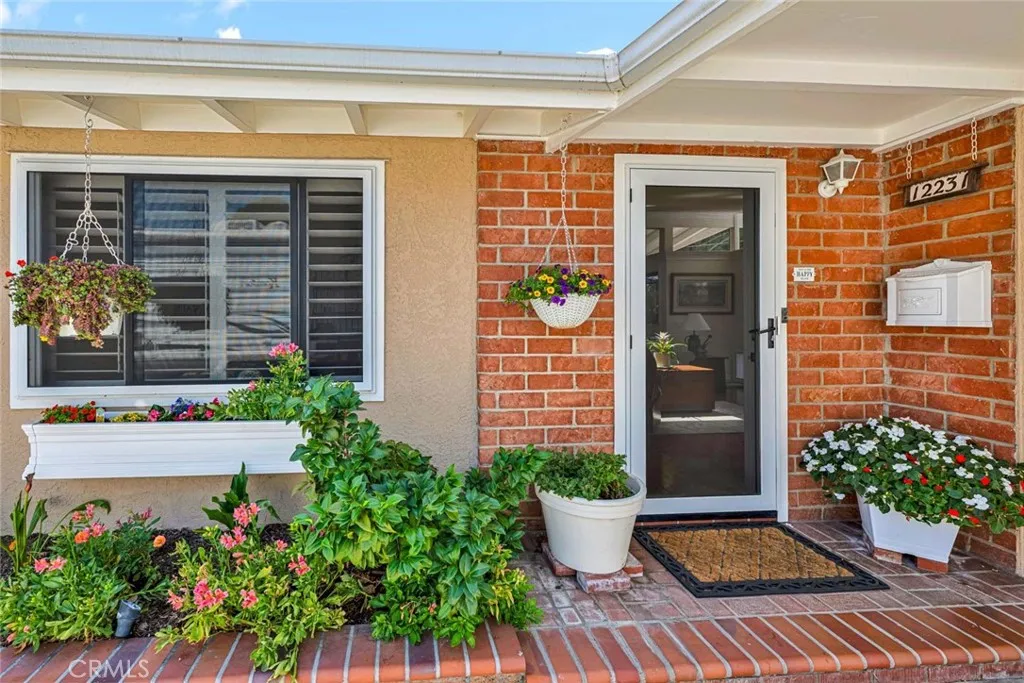 LOVELY FRONT DOOR ENTRY
