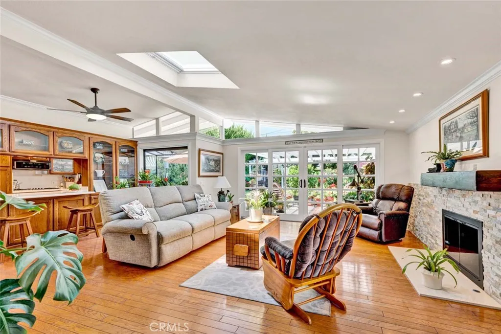 NATURAL LIGHT MAKES THE INTERIOR SPACE GLOW!