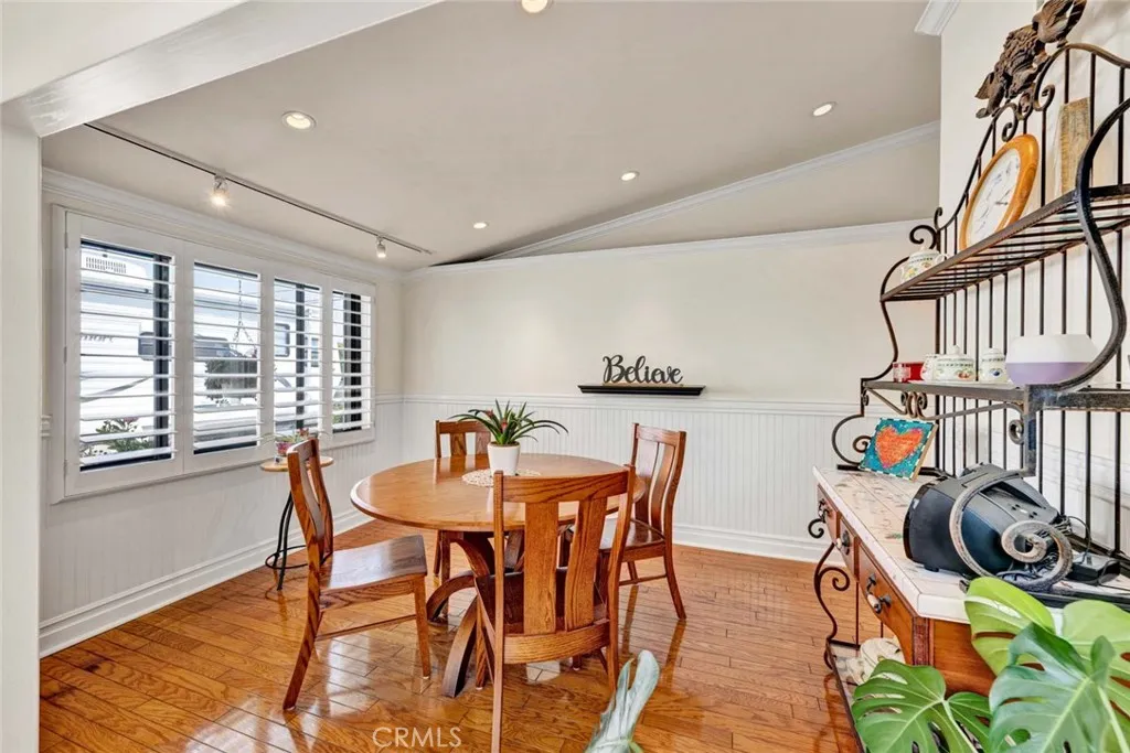 STYLISH FORMAL DINING ROOM