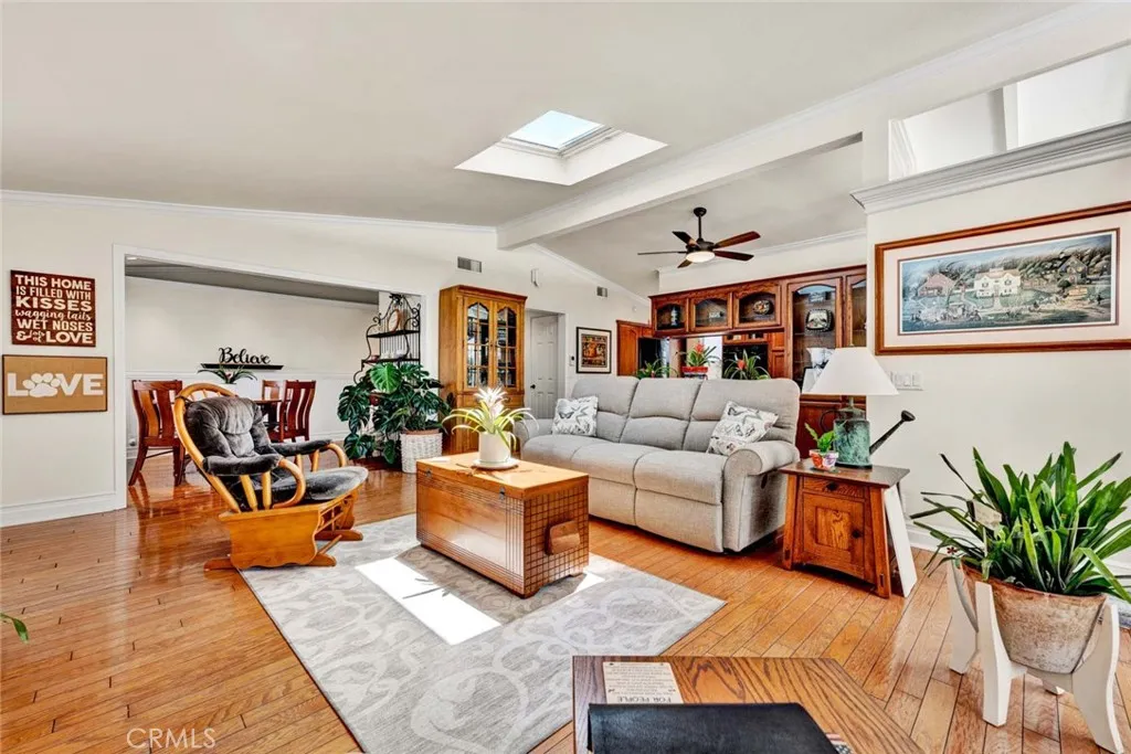 EXCEPTIONAL FLOW FROM THE LIVING ROOM TO THE KITCHEN