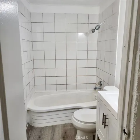 *MAIN BATHROOM*