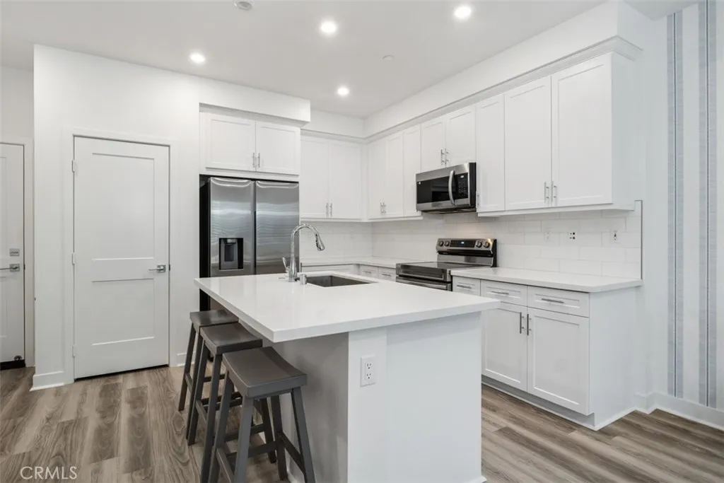 Kitchen Island and Breakfast Bar