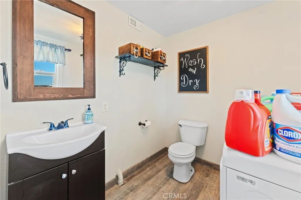1st Floor 1/2 bath/laundry room