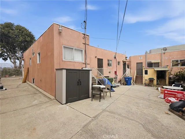 angle shows driveway