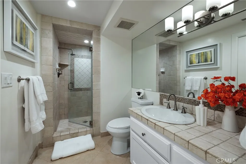 Residence 1 - Shared Hall Bath