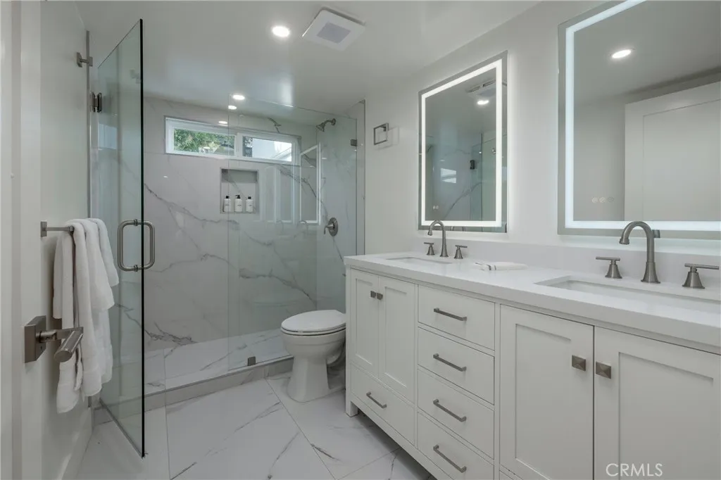 Residence 2 - Shared Hall Bath