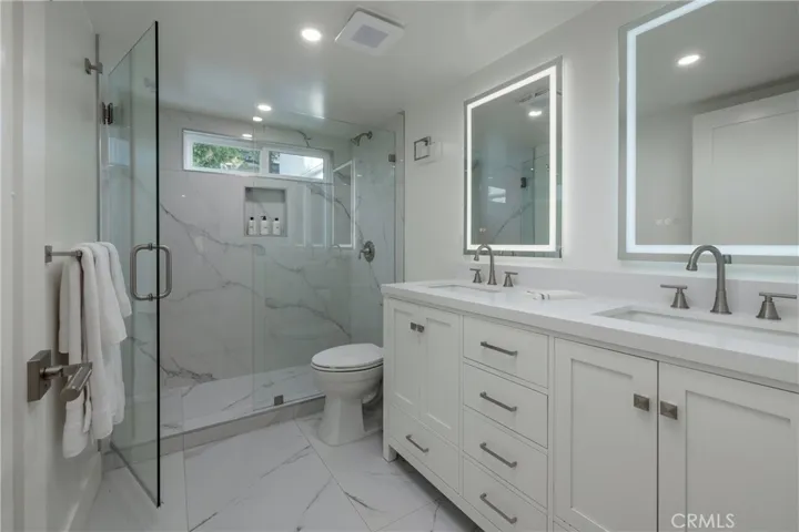 Residence 2 - Shared Hall Bath