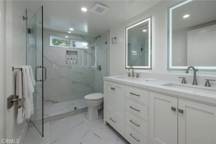 Residence 2 - Shared Hall Bath
