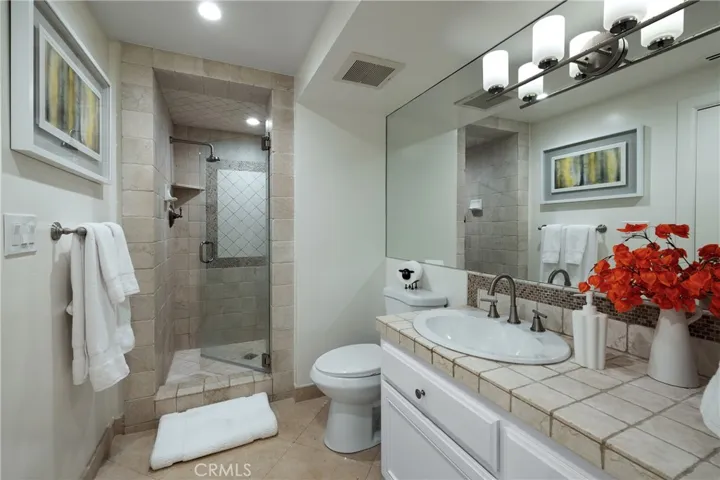 Residence 1 - Shared Hall Bath