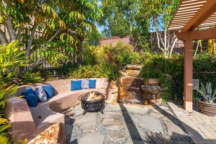 1129 Via Vera Cruz, San Marcos, California 92078