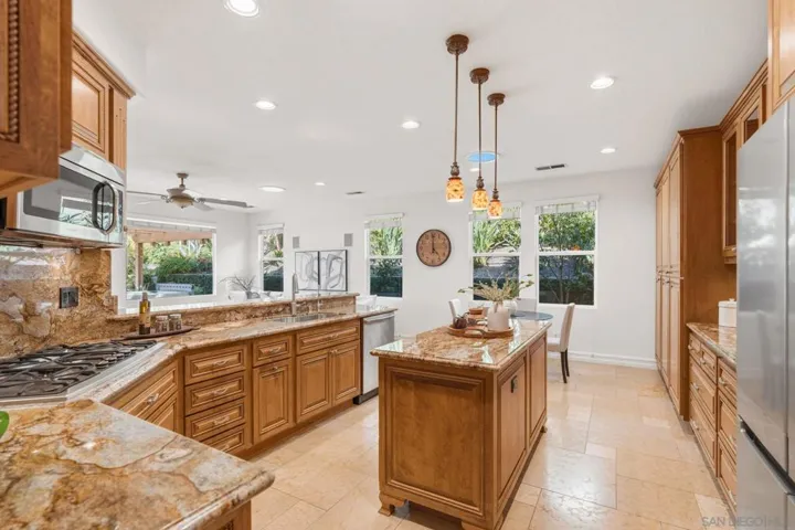 1129 Via Vera Cruz, San Marcos, California 92078
