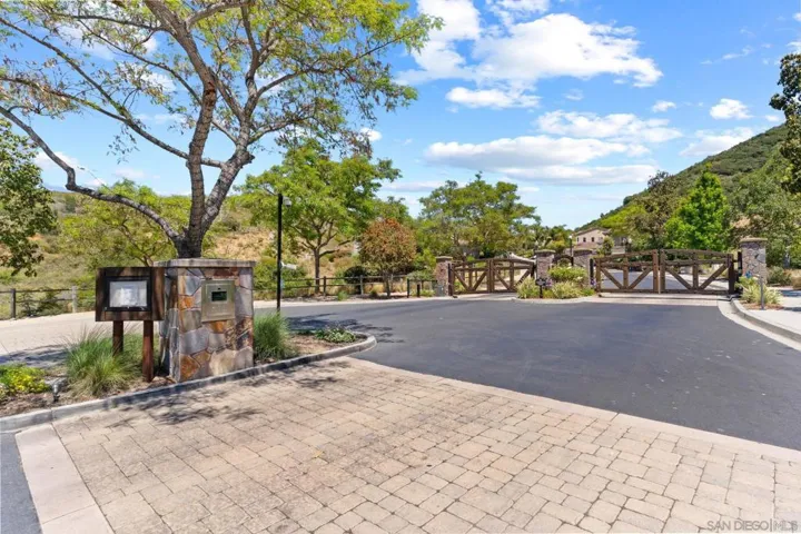 1129 Via Vera Cruz, San Marcos, California 92078