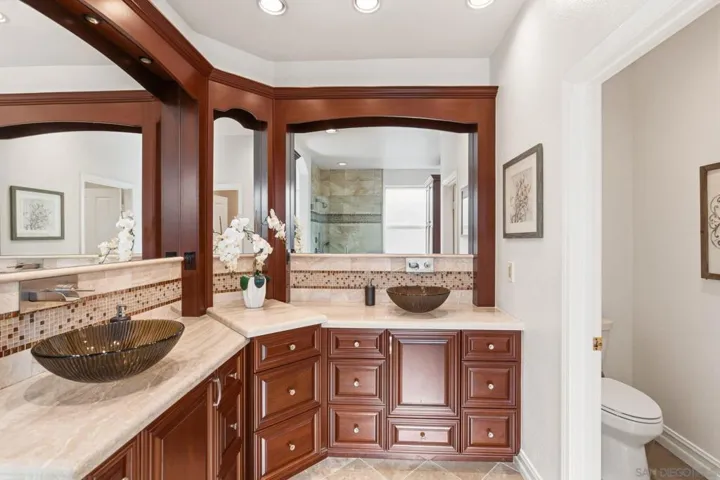 1129 Via Vera Cruz, San Marcos, California 92078