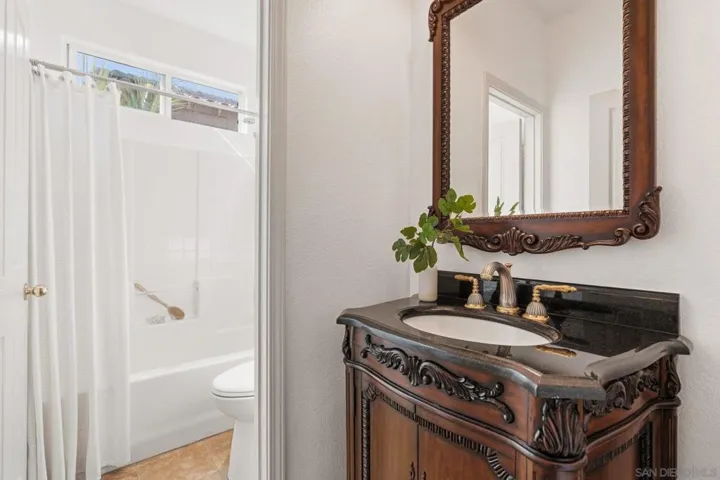 1129 Via Vera Cruz, San Marcos, California 92078