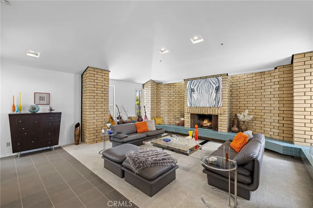 Spacious & high ceilings!! Must See in Person!