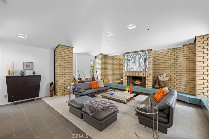 Spacious & high ceilings!! Must See in Person!