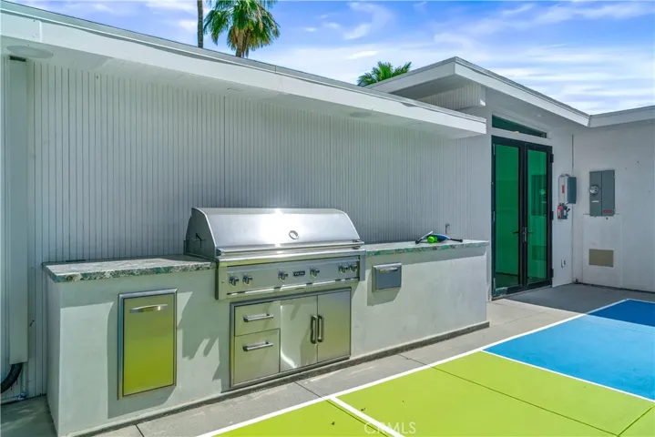 Built in BBQ with plenty of counter space .