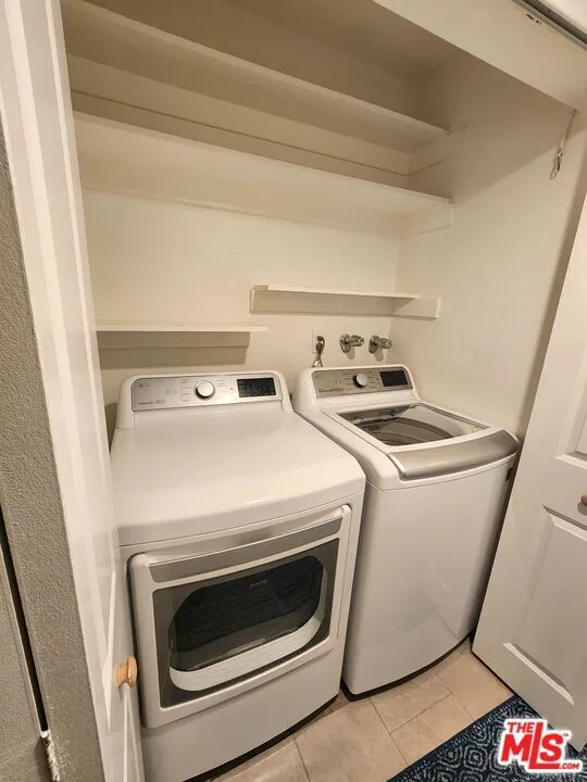 Fullsize Laundry located in-un