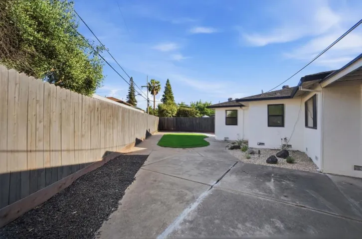 390 Lawndale Avenue, Campbell, California 95008