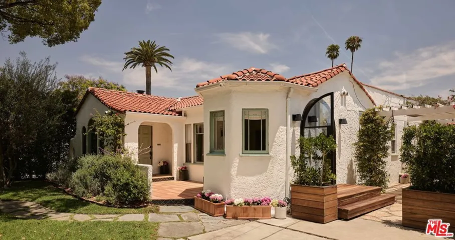 1090 Superba Avenue, Venice, California 90291