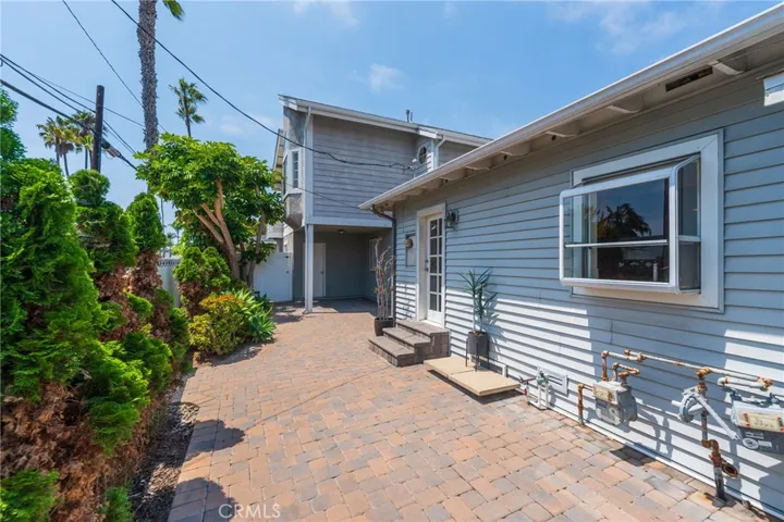 Spacious Wrap-Around Bak Patio With Direct Access to Garage