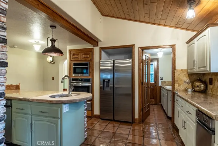 Second Sink & Stainless Steel Appliances