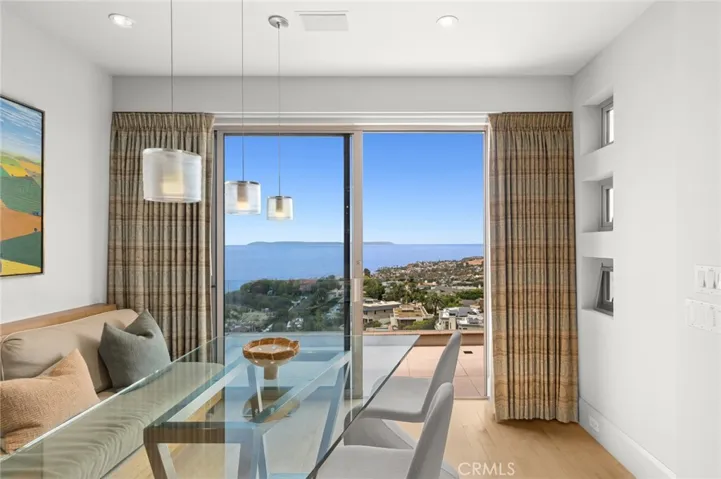 With breathtaking ocean and whitewater views extending to the dining area showcasing an inspiring setting for morning coffee.