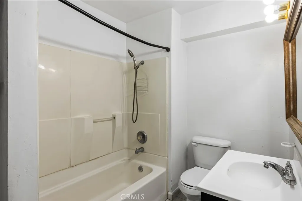 Guest House Bathroom – Functional bathroom featuring a tub/shower combination, vanity and neutral finishes for easy maintenance.