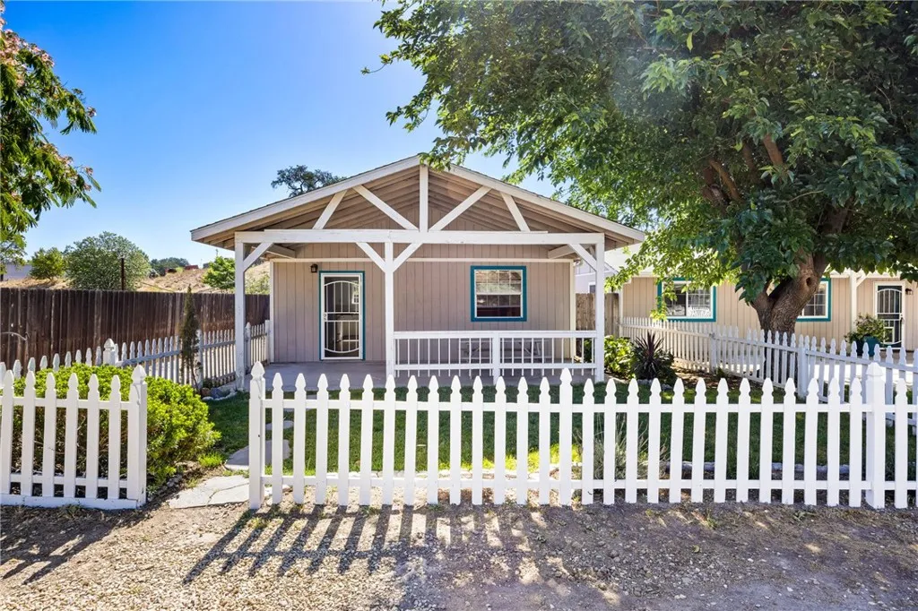 Guest House – Private and versatile guest house offering comfortable living space, ideal for guests, extended stays, or a home office setup.