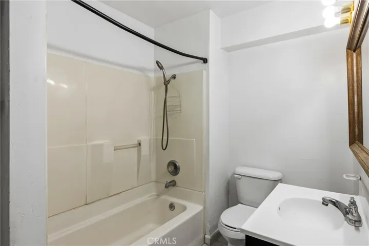 Guest House Bathroom – Functional bathroom featuring a tub/shower combination, vanity and neutral finishes for easy maintenance.