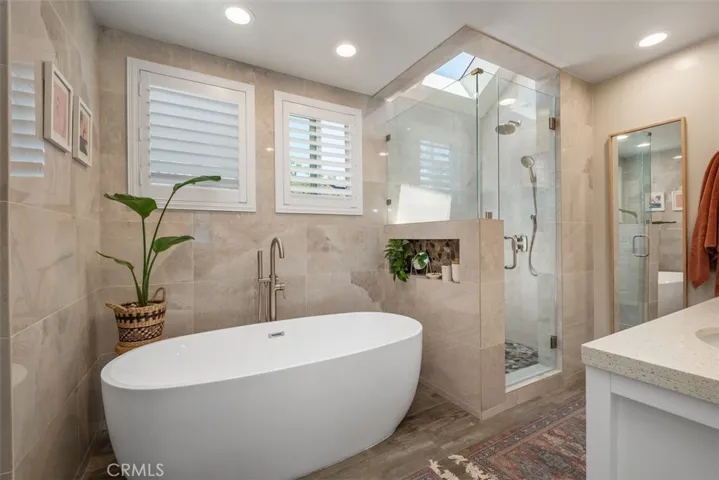 Unit B - Primary Bathroom