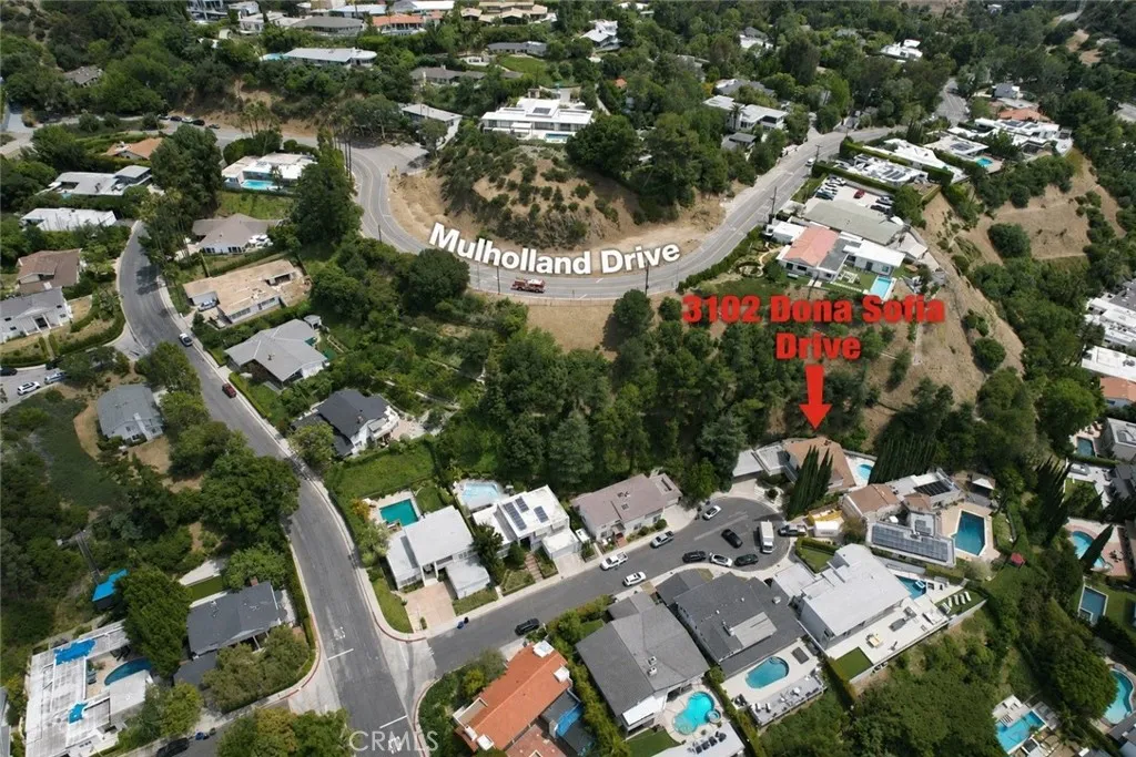 Property goes up to Mulholland Drive