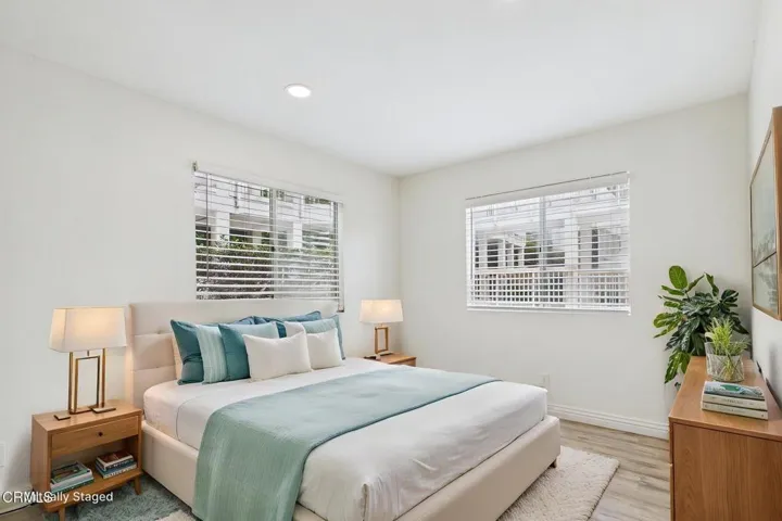 20-web-or-mls-UpmarketMedia_2623Ant1124