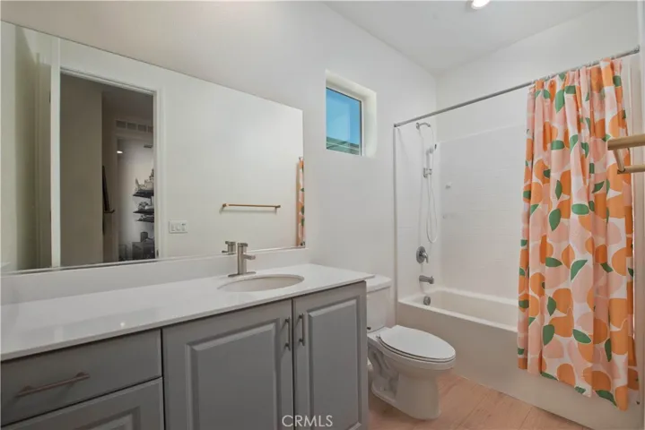Upstairs Full Bathroom