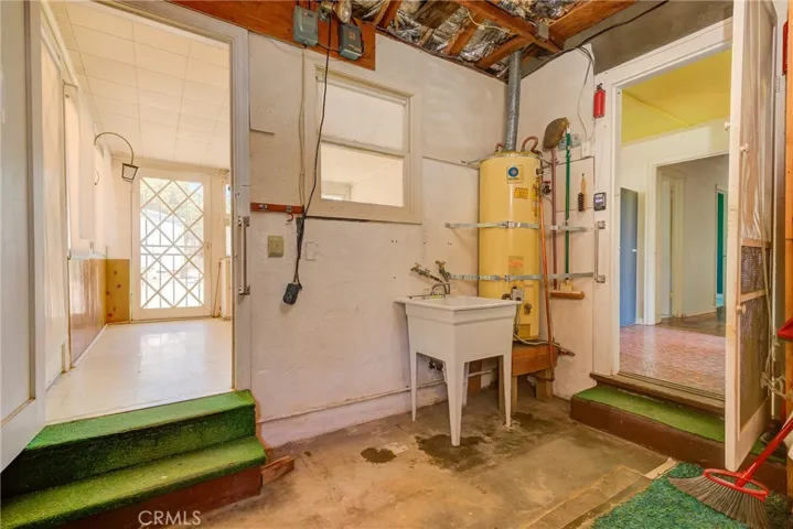 Garage , Laundry hook-up, utility sink, strapped water heater