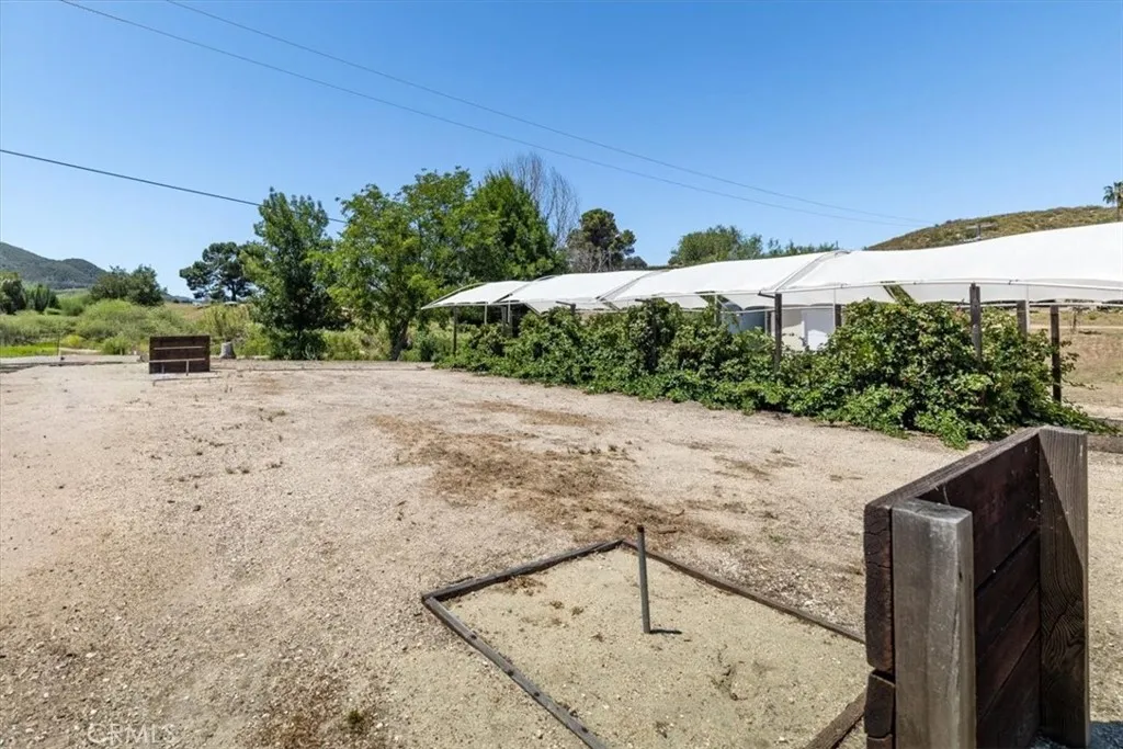 Horseshoes anyone? Views of surrounding hills.
