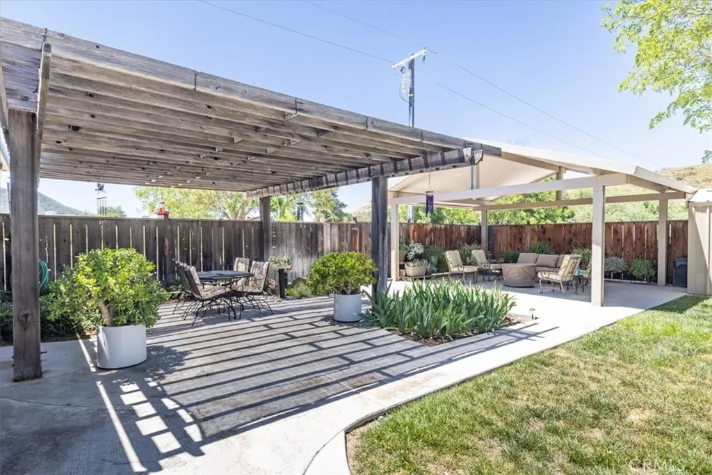 Perfect entertaining in fenced in backyard