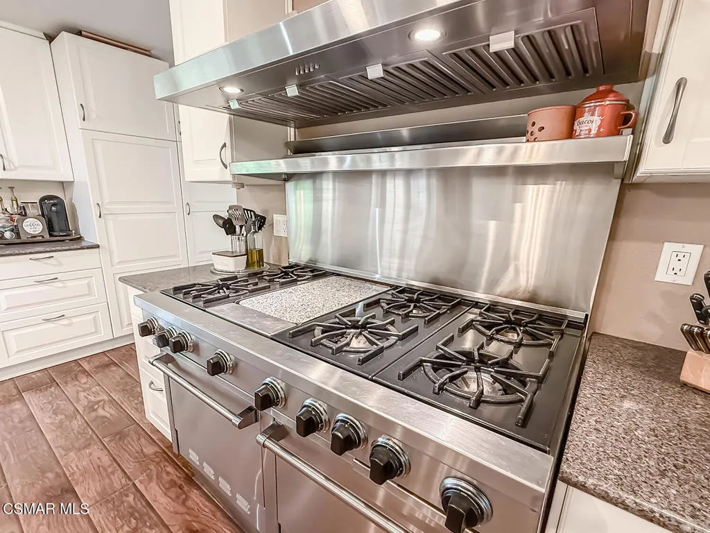 cKitchen and Dining9