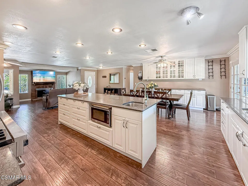 cKitchen and Dining10