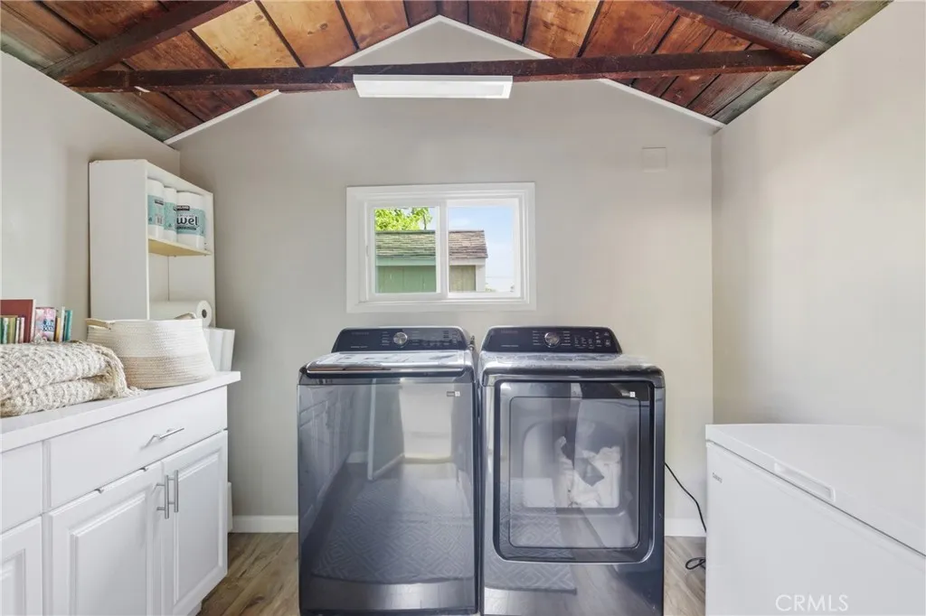 Separate laundry structure