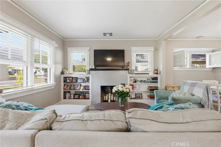 720 Ocean View living room