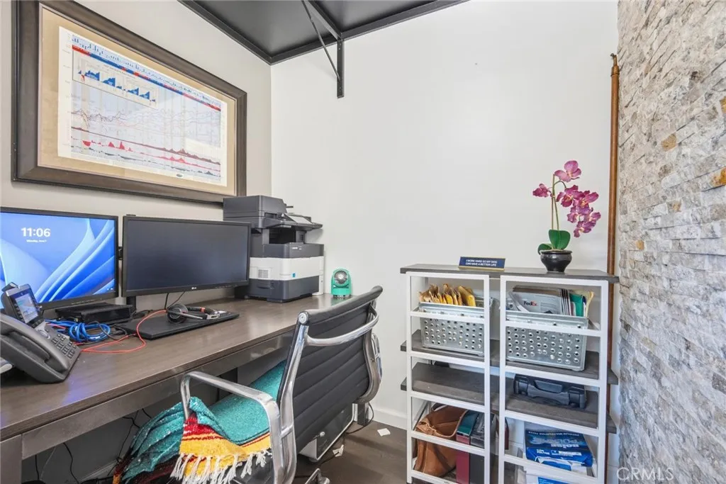 Mainhouse - Office Space