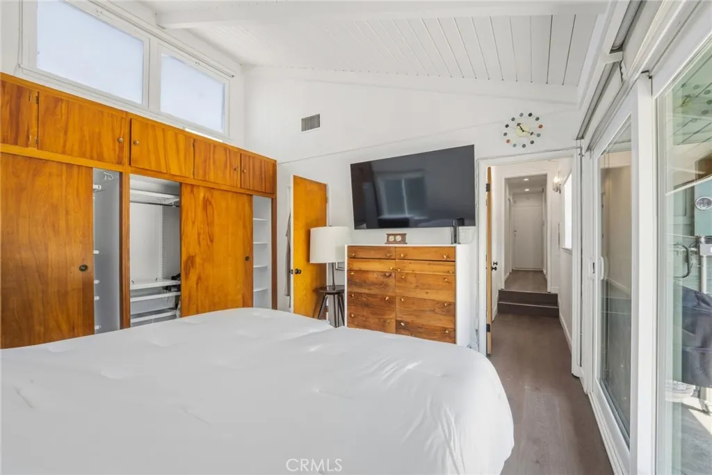 Mainhouse - Master bedroom