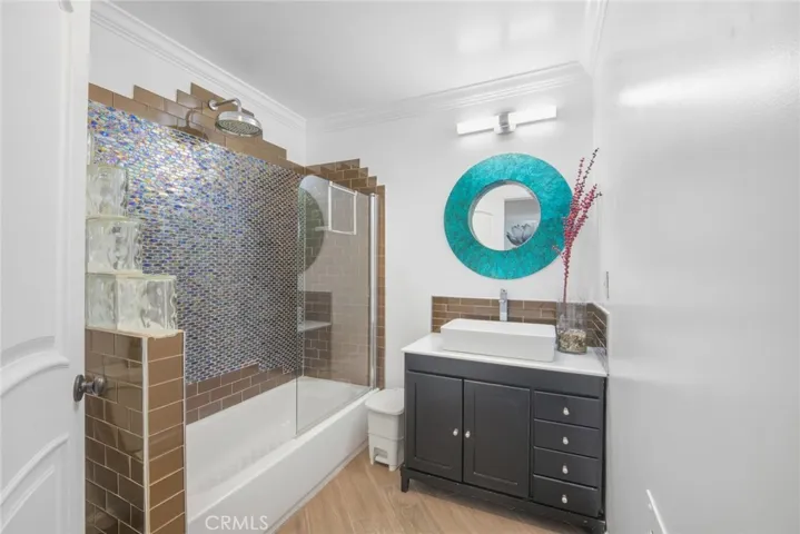 Mainhouse - Bathroom 1